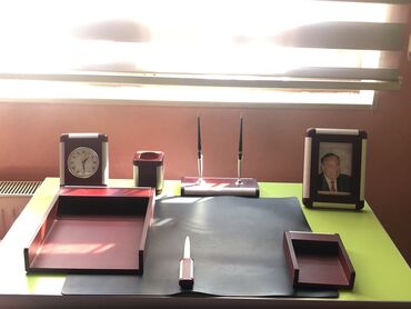 Ofis dəst mebeli: İş masası dəsti İçində saat, qələmlik, ayrıca qələmqabı, çərçivə, A4