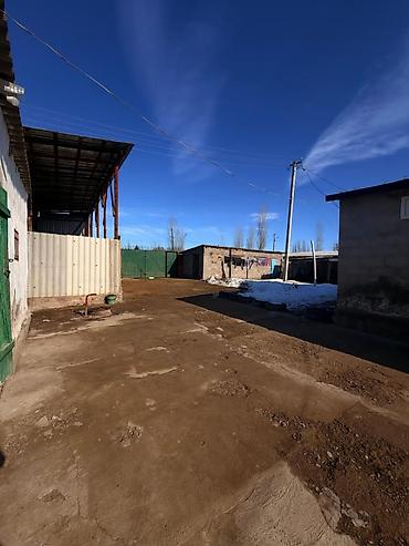 Продажа коттеджей и домов: Продаётся дом с большим двором и хозяйственными постройками. - — 1