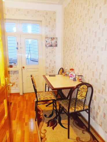 Köhnə tikili: Satılır. şəxsi öz evimdir. Maklere ehtiyac yoxdur elaqe saxlamasin. 5 — 13