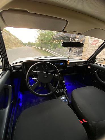 yan guzgulər s: Lada 2107, ağ rəng, sedan kuzov. Xarici xüsusiyyətlər: - Klassik xrom — 3