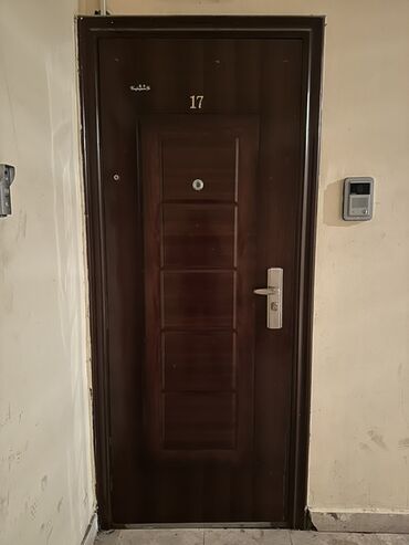 Giriş qapıları: Qəhvəyi rəngdə, metal örtüklü giriş qapısı. Qapının üzərində gözlük və