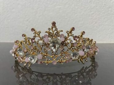 Aksesoari za kosu: Krune 
Cena 1400din — 1