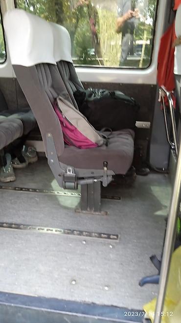 кемперы: Пассажирский микроавтобус белого цвета (тип Mercedes Sprinter — 2