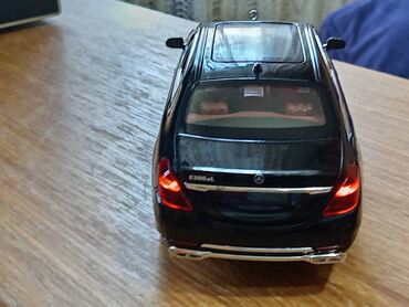 Igračke: Nov metalni Mercedes E-klasa uradjen u razmeri 1:24. Mogu da mu se — 15