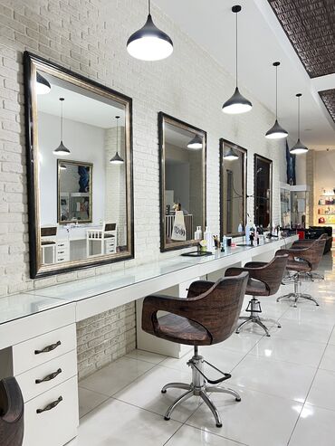 berde kiraye: Oops Beauty Studio — Saç ustaları üçün masa icarəyə verilir –