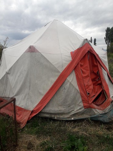 Спорт и отдых: Палатка большая. боз уй в хорошем состоянии поместятся 4 кровати