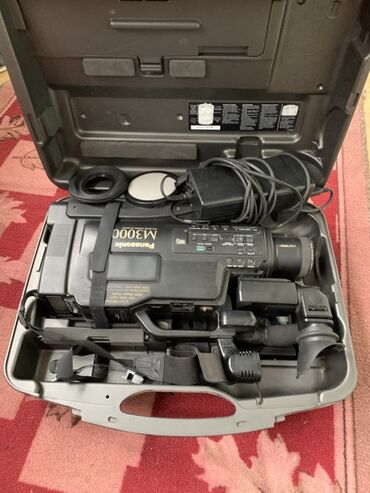 Видеокамеры: Видеокамера Panasonic M3000 в комплекте с кейсом для переноски и