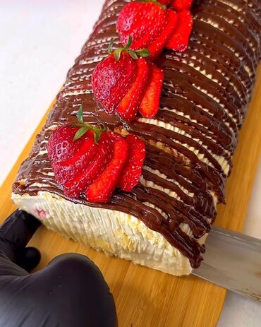 шоколадные розы: Клубничный десерт-рулет с шоколадом - Нежный сливочный кремовый рулет