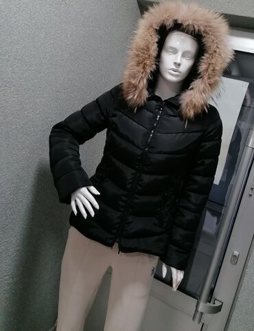 Zimske jakne: Ženska zimska jakna sa kapuljačom i krznom - Boja: crna - Kroj — 7