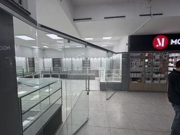 витрина магазин: Торговое оборудование для магазина, состоящее из стеклянных витрин и