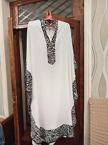 basina: Ağ rəngli, sərbəst kəsimli kaftan/tunika. - Dizayn: Qarın və ətək — 1