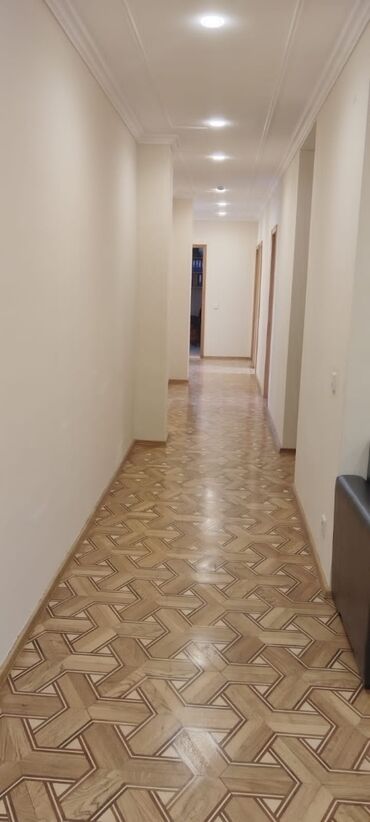 Ofislər: Elmler metrosunun yaxinliginda binanin 3 cu mertebesinde her bir — 9