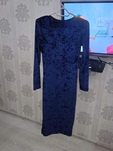 Dəstlər, kostyumlar: Mavi ve rozvu birdefe geyilib 20 azn M razmer gulu donlar 15 azn — 8