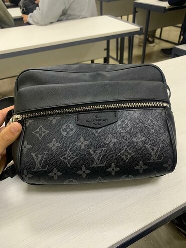 сумки черные: Louise Vuitton ш"ориг"
срочно продаю