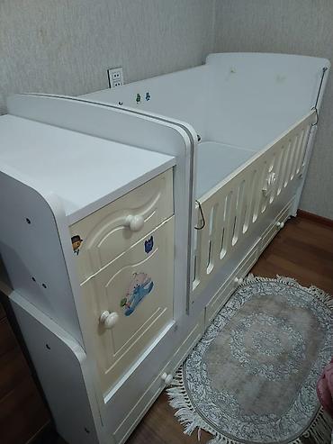 ucuz mebeler: Uşaq çarpayısı-komod dəsti satılır. Ağ rəngdə, funksional və kompakt — 2