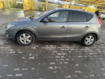 Hyundai: Hyundai i30: 1.6 l | 2010 il Sedan — 4