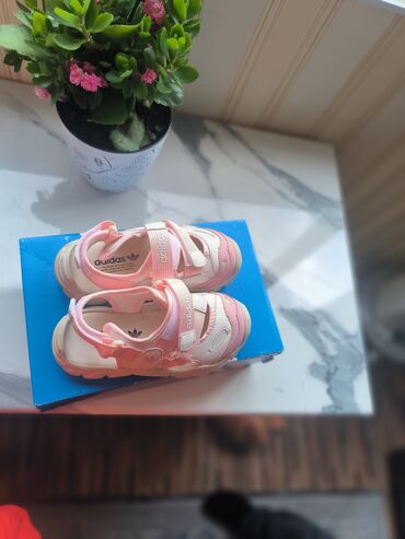 Детская обувь: Детские сандалии Adidas, выполненные в нежных розовых и белых тонах