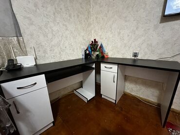 купить компьютерный стол: Угловой стол, С выдвижными ящиками, Ламинат простой