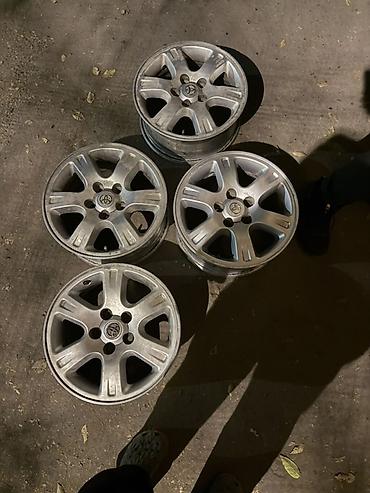 Комплект дисков Toyota хайландер — 4 штуки. Диски серебристого цвета