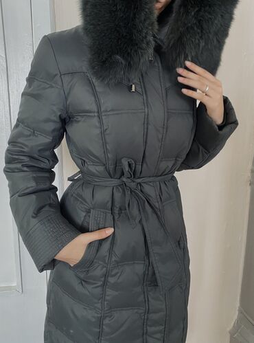 Пуховики и зимние куртки: Пуховик, Длинная модель, Стеганый, С поясом, С мехом, M (EU 38)