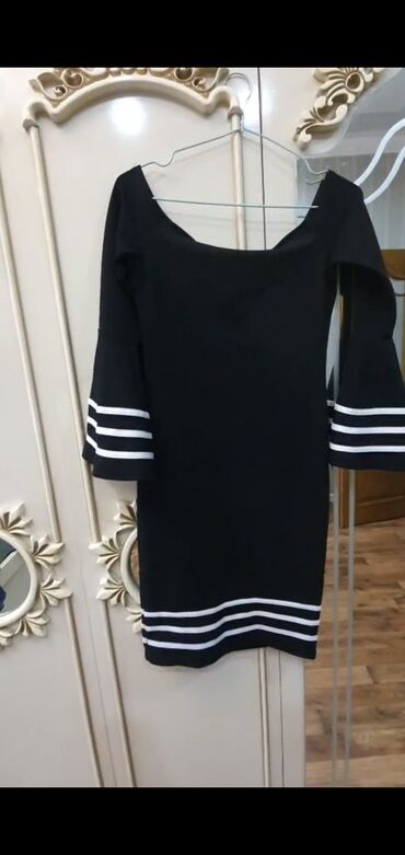 Dəstlər, kostyumlar: Qadın üçlü dəst – qara rəngdə, ağ kvadrat naxışlı. - Dəst: uzun -da lalafo.az — 2 Dəstlər, kostyumlar: Qadın üçlü dəst – qara rəngdə, ağ kvadrat naxışlı. - Dəst: uzun — 2