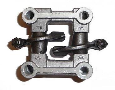 Set klackalica (rocker arms) sa osovinama i nosačem za glavu motora