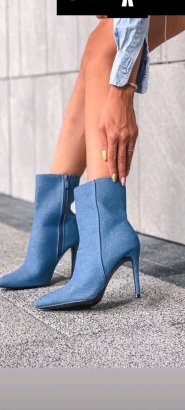 h m zenske papuce: Ankle boots, 38