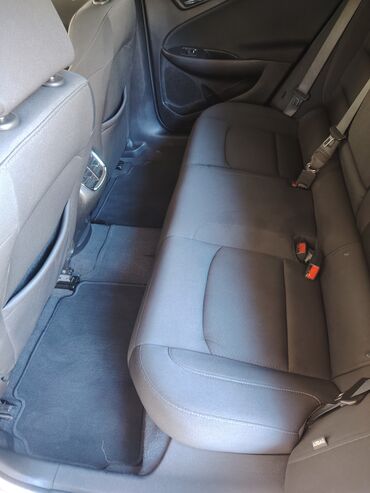 Chevrolet: Chevrolet Malibu – gümüş rəngli sedan Xüsusiyyətlər: - Geniş və rahat — 13