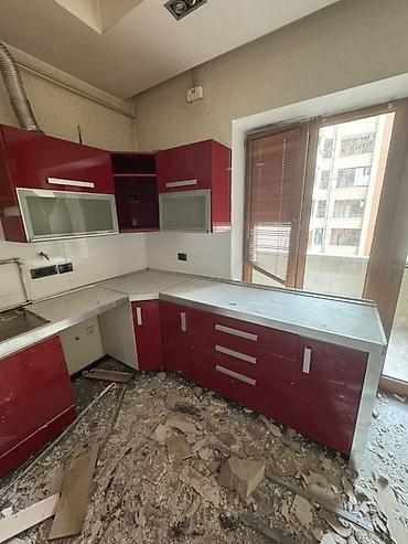 Mətbəx mebeli: Mətbəx mebel dəsti – künc yerləşimli, qırmızı rəngdə parlaq fasadlarla — 4