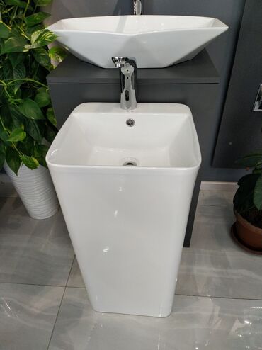 hamam tuşu: Ağ rəngli, müasir dizaynlı, ayaqlı seramik lavabo. Bu lavabo, tək