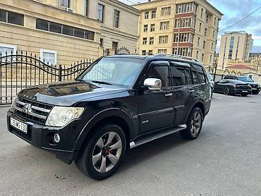 Mitsubishi: Mitsubishi Pajero (qara rəng, 5 qapı, iri SUV) Xüsusiyyətlər: - Tam — 9