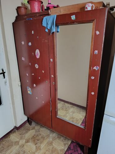 спальные шкафы: Продаем шифоньер. Одна дверь не открывается, потеряли ключ. Вторая