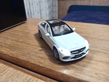 Igračke: Nov metalni model automobila Mercedes C-klasa. Pale mu se prednja i — 8