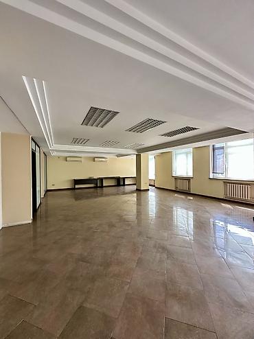 Коммерциялык мүлк: Кеңселерди сатуу 402 м², Ремонтсуз, Көп кабаттуу имарат, 2 кабат — 5