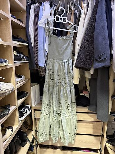Açıq yaşıl rəngdə maxi yay donu - Model: kəsimli, 3 mərtəbəli ətək