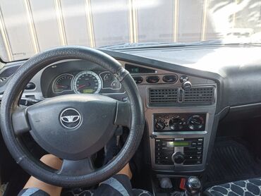 опель вектра б: Черный легковой автомобиль Daewoo Nexia в кузове седан. Модель
