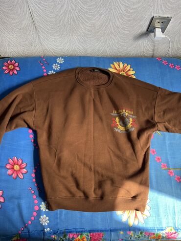 Svitşotlar: 2-3 dəfə geyinilib.10manata satılır.30manata alınıb