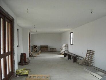 Objekti: Izdajem halu povrsine 700 m2, plus 300 m2 magacinskog prostora ( 3