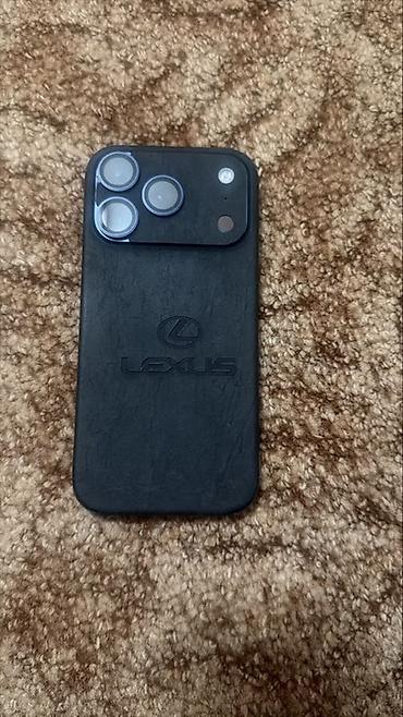 IPhone с чёрным кейсом Lexus - Смартфон Apple с экраном с вырезом