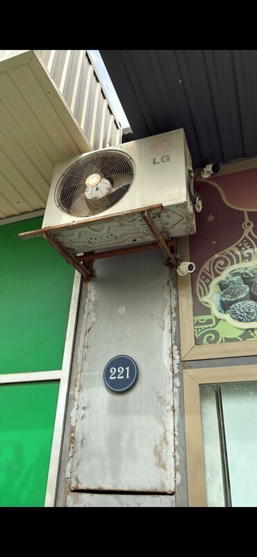 Kondisionerlər: Kondisioner Lg 18000 BTU 60-70 kvm . Əla vəziyyətdədi. Heç bir