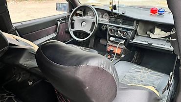 baqaj az: Mercedes‑Benz 190 (W201) sedan - Kuzov: 4 qapılı sedan, tünd qırmızı — 4