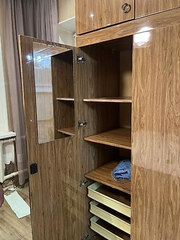 комтер: - Кровать: на матрас около 140–160 см шириной. - Шкаф: высота с — 4