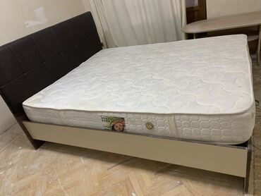 2 спальная кровать: Б/у, Двуспальная кровать, С подъемным механизмом, С матрасом, Без выдвижных ящиков