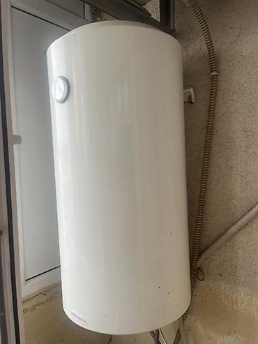 Divara quraşdırılan elektrik su qızdırıcısı (boyler). Silindrik