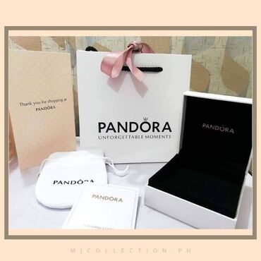 Narukvice: PANDORA narukvica sa original pakovanjem Cena:3600din Set sadrzi — 1