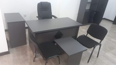 Masalar: Ofis mebelləri dəsti Tərkib: - Direktor masası: qara rəngdə, geniş iş