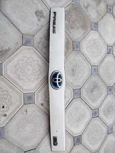 ford fusion spoiler: Toyota Prius arxa baqaj qapağı üçün mərkəzi plastik/krom panel (trim) — 1