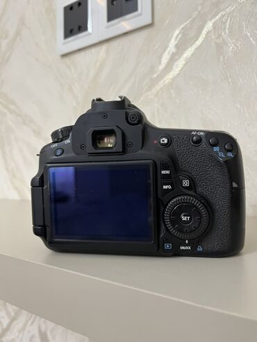 canon mark 2 5d: Qara rəngdə olan Canon DSLR fotoaparatı. Arxa tərəfində idarəetmə