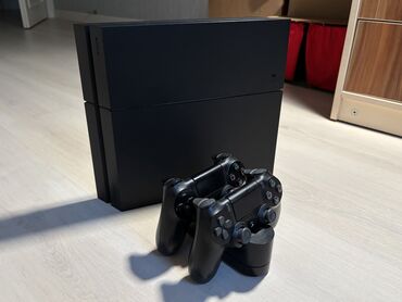 игровой руль и педали: PS4 на 1 тб, новая версия Fat Продаю с 2 джостиками и зарядкой для