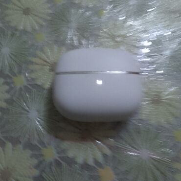 кабель для наушников: Ağ rəngli simsiz qulaqcıq futlyarı (TWS) - Kompakt, oval dizayn;